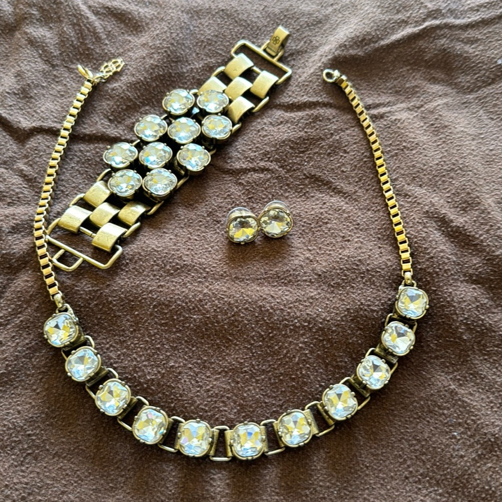 Preowned Anne Taylor 3-piece vintage brass jewelry set.